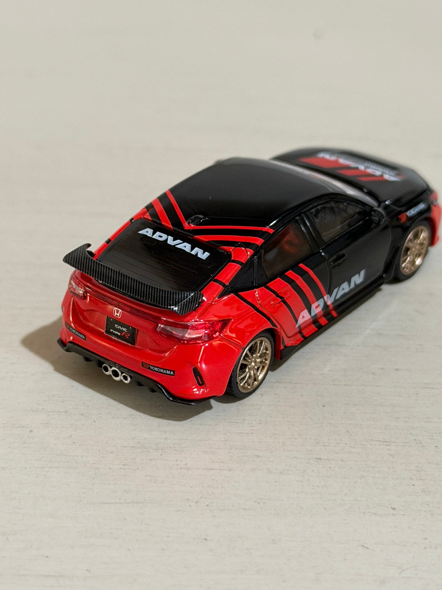 Motorhelix Honda Civic Type R (FL5) RHD (Right Hand Drive) "ADVAN" Black and Red 1/64
