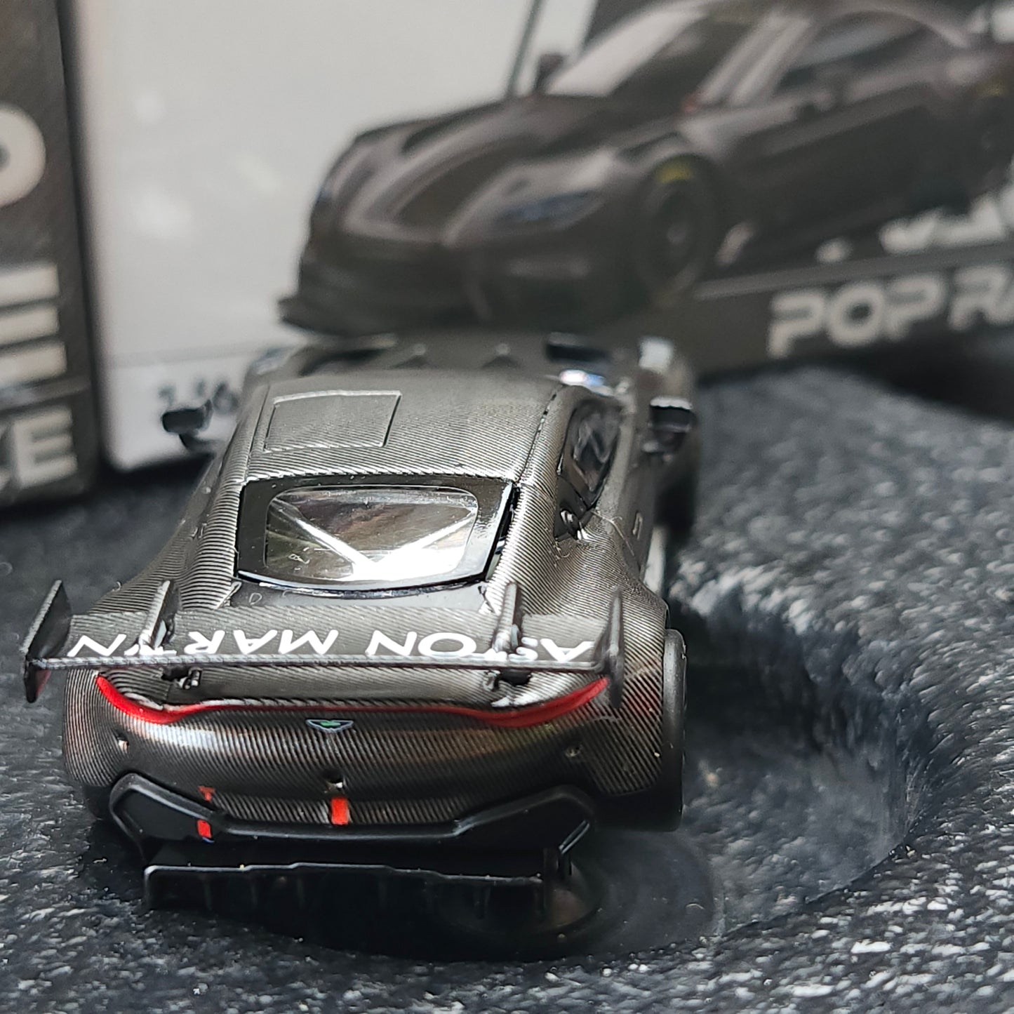 Pop Race Aston Martin GT3 Carbon Edition