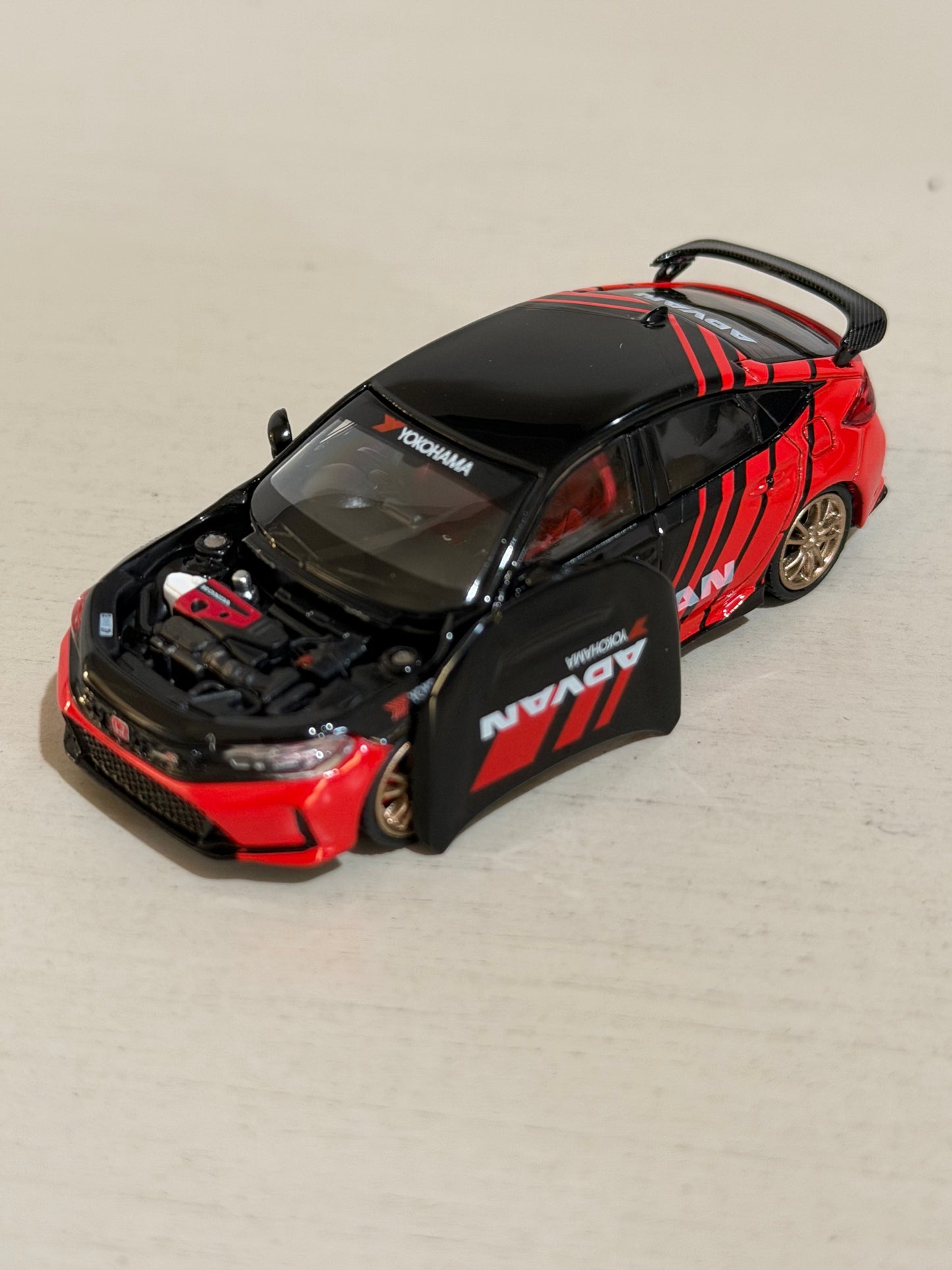 Motorhelix Honda Civic Type R (FL5) RHD (Right Hand Drive) "ADVAN" Black and Red 1/64
