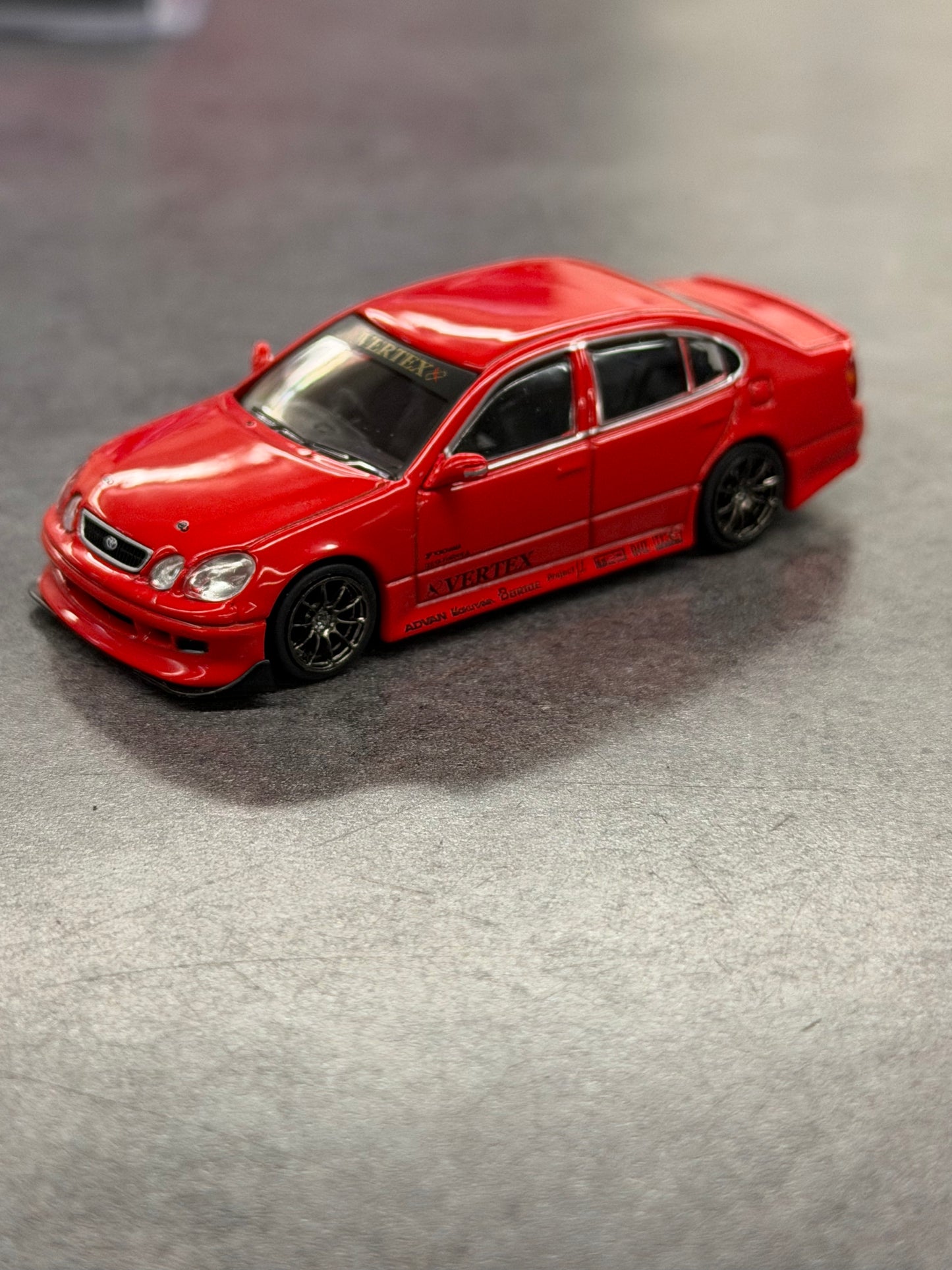 Tarmac Works 1:64 VERTEX Toyota Aristo JZS161 – Red- Mijo Exclusives – Global64
