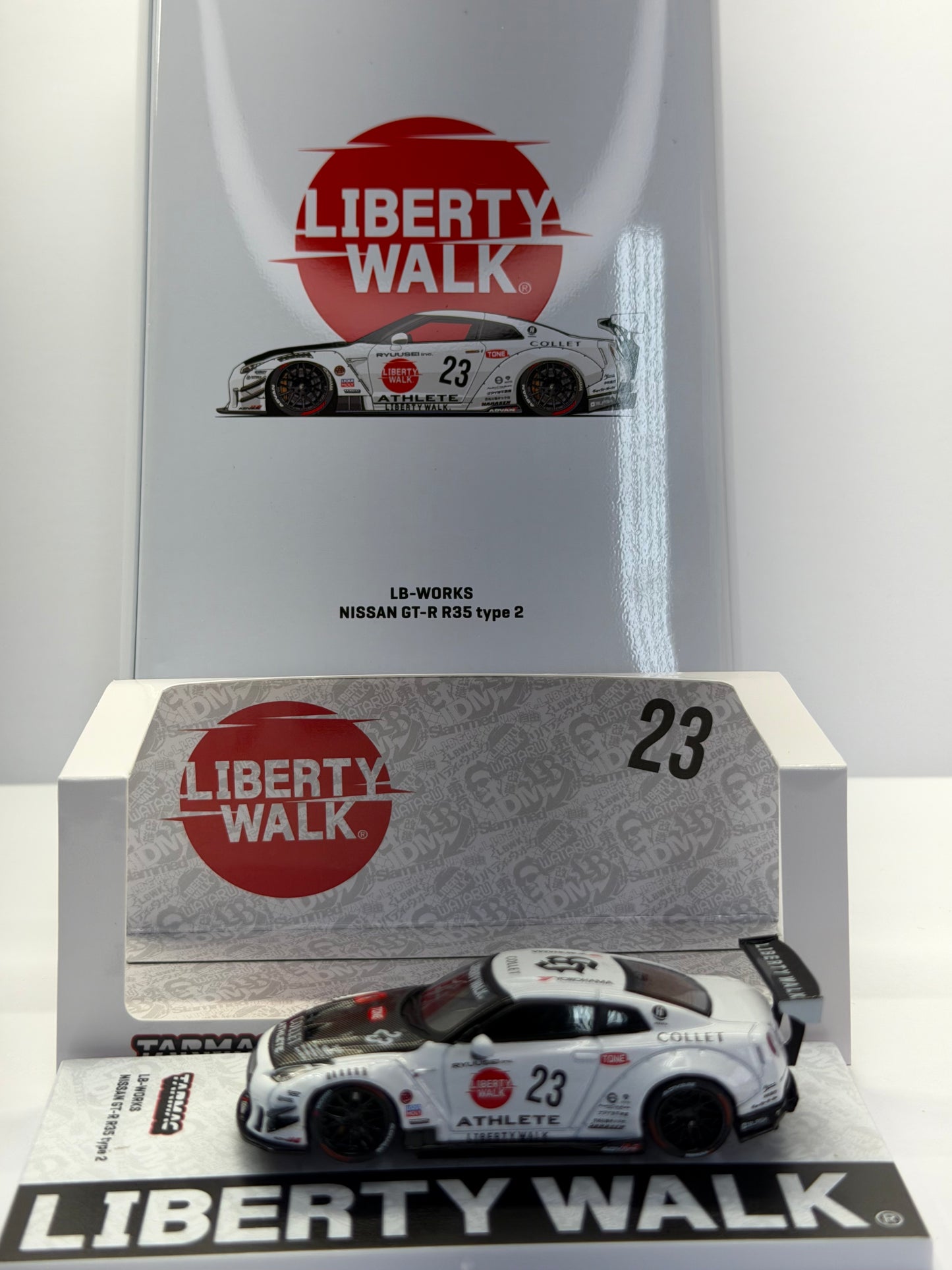 Tarmac Works 1:64 LB-WORKS NISSAN GT-R R35 type 2 With Oil Can – White