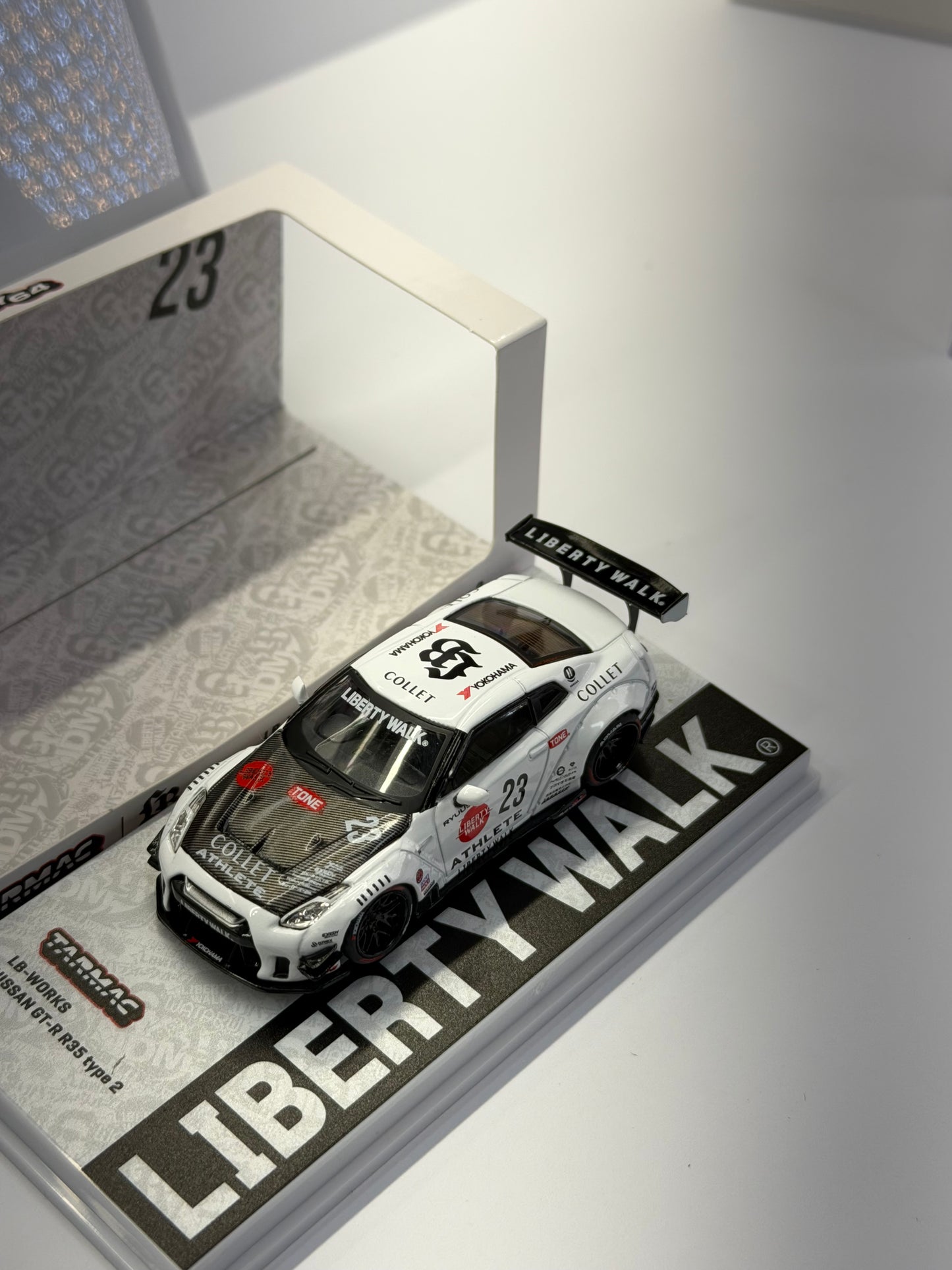 Tarmac Works 1:64 LB-WORKS NISSAN GT-R R35 type 2 With Oil Can – White
