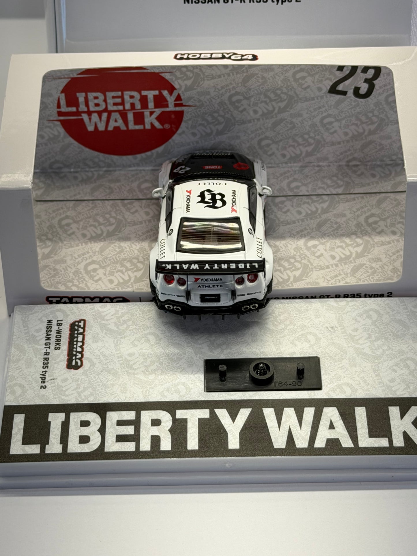 Tarmac Works 1:64 LB-WORKS NISSAN GT-R R35 type 2 With Oil Can – White